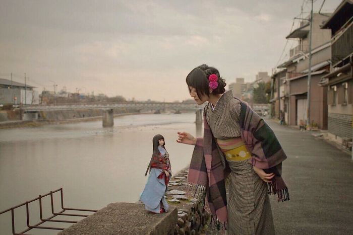 Cô gái Nhật Bản tạo dáng đôi với búp bê trong bộ ảnh vừa đẹp vừa kỳ quặc đến rùng mình